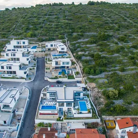 Olive Exclusive - 8 People, Heated Pool, Okrug Gornji, Sea View