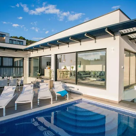 Olive Exclusive - 8 People, Heated Pool, Okrug Gornji, Sea View * トロギール