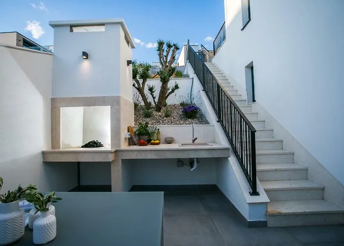 Olive Exclusive - 8 People, Heated Pool, Okrug Gornji, Sea View *