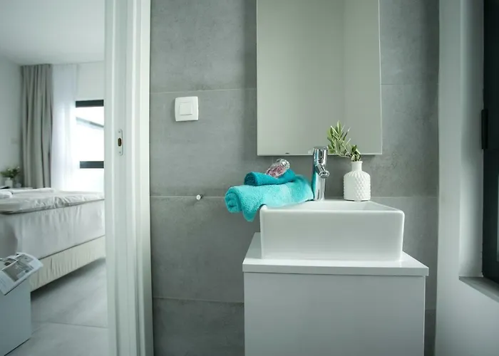 Olive Exclusive - 8 People, Heated Pool, Okrug Gornji, Sea View *