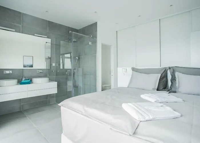Olive Exclusive - 8 People, Heated Pool, Okrug Gornji, Sea View ヴィラ トロギール