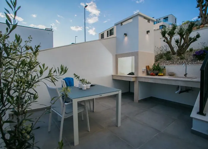 Olive Exclusive - 8 People, Heated Pool, Okrug Gornji, Sea View *