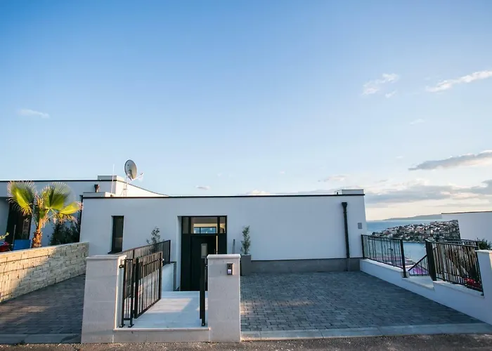 Olive Exclusive - 8 People, Heated Pool, Okrug Gornji, Sea View 빌라 트로기르