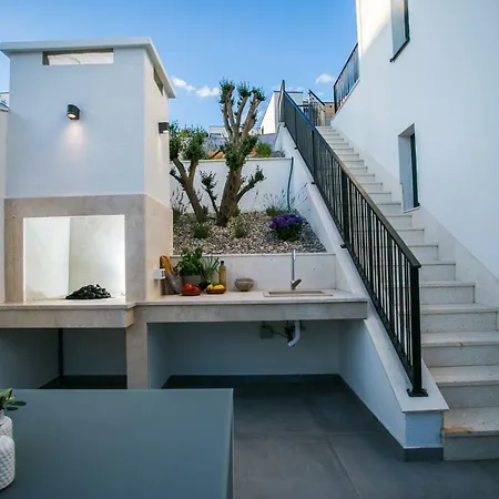 Olive Exclusive - 8 People, Heated Pool, Okrug Gornji, Sea View *