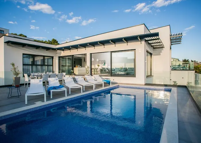 Olive Exclusive - 8 People, Heated Pool, Okrug Gornji, Sea View