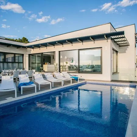 Olive Exclusive - 8 People, Heated Pool, Okrug Gornji, Sea View